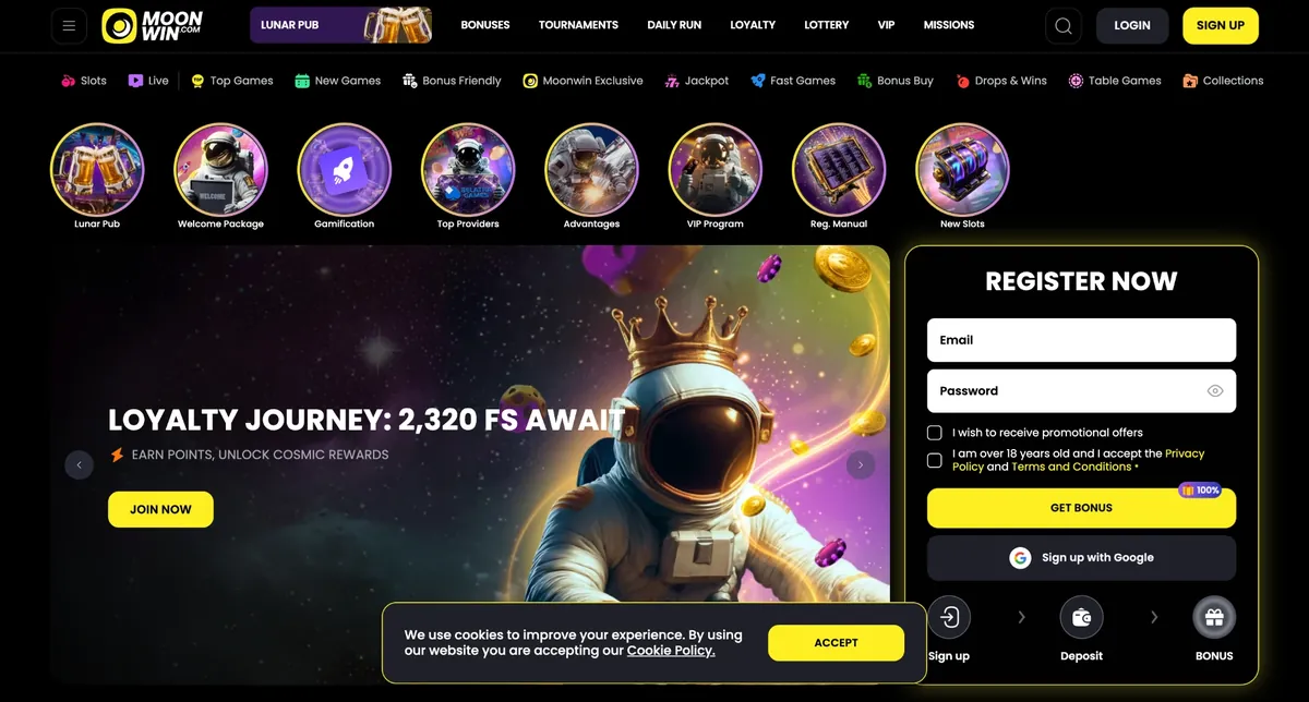 Moonwin Casino forside med lojalitetsprogram på 2 320 gratisspinn, spillkategorier og registreringsskjema